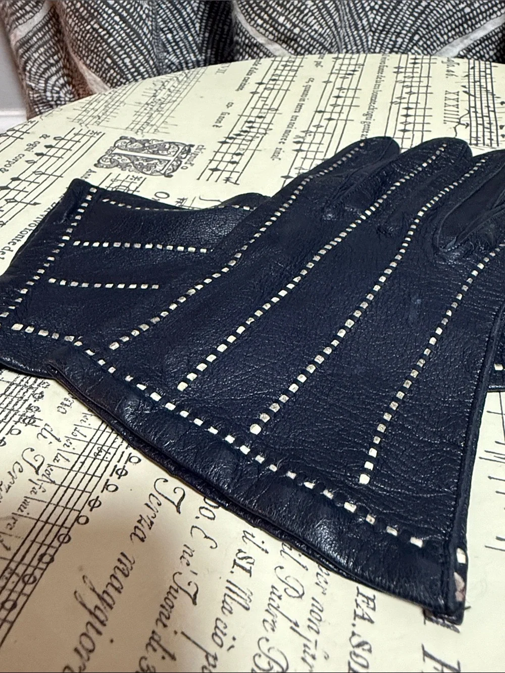 Vintage Black Leather Driving Gloves w/ Contrast Stitching Details